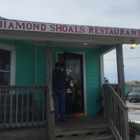 Das Foto wurde bei Diamond Shoals Restaurant von Rose T. am 9/6/2017 aufgenommen