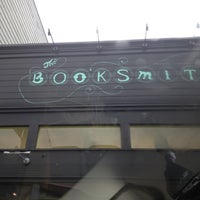 Foto diambil di The Booksmith oleh Leeza D. pada 10/11/2012