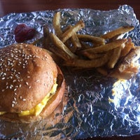 Снимок сделан в MOOYAH Burgers, Fries &amp;amp; Shakes пользователем James L. 10/12/2013