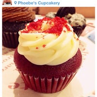 Снимок сделан в Phoebe&amp;#39;s Cupcakery пользователем Ang Gelo C. 4/22/2013