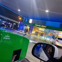 Photo taken at Emarat Gas Station محطة بترول إمارات by Merve . on 3/24/2023