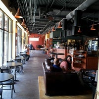 Foto tomada en Mo&amp;#39;Joe Coffee House  por Brad K. el 6/13/2012