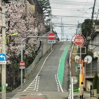 Photo taken at Okamoto Fujimi-zaka Hill by tianlang on 3/27/2022