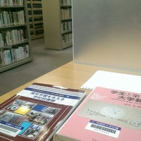 Photo taken at 図書館 by 山 on 5/1/2017