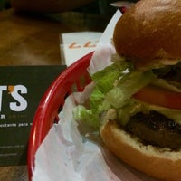 Foto tirada no(a) Pit&amp;#39;s Burger por Dani K. em 4/17/2016