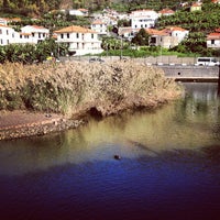 Foto tirada no(a) Praia do Lugar de Baixo por Hugo R. em 12/29/2012