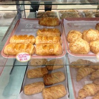 Foto tomada en Richol Cafe &amp;amp; Bakery  por joseph n. el 10/24/2012
