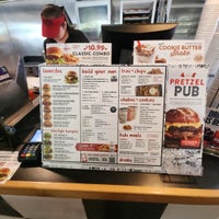 Снимок сделан в MOOYAH Burgers, Fries &amp;amp; Shakes пользователем Natalia E. 10/2/2023