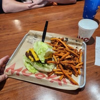 10/2/2023 tarihinde Natalia E.ziyaretçi tarafından MOOYAH Burgers, Fries &amp;amp; Shakes'de çekilen fotoğraf