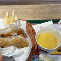 Photo taken at MOS Burger by 里芋 on 11/10/2023