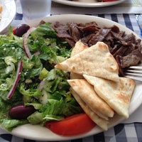 Foto scattata a YIAYIA&amp;#39;S Greek Cuisine &amp;amp; Pantry da Vasilios H. il 8/26/2014