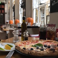 10/27/2017 tarihinde H Alghanimziyaretçi tarafından Mayfair Pizza'de çekilen fotoğraf