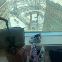 Photo taken at fairmont gold 28th floor coffee and buffet by 🍰 on 9/11/2021
