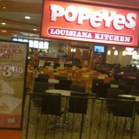 Photo taken at Popeyes Louisiana Kitchen by Willy H. on 9/26/2012