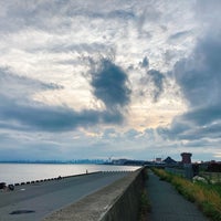 Photo taken at 千鳥海岸遊歩道デッキ by はみつ on 7/12/2020