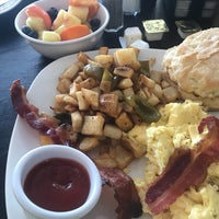 Foto tirada no(a) Charleston&amp;#39;s Cafe por Beth M. em 9/26/2018