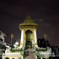 Photo taken at Wat Chai Chimplee by Mai N. on 3/21/2020