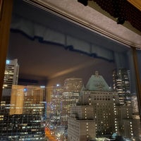 Foto diambil di Sutton Place Hotel Vancouver oleh Ayşem D. pada 4/14/2021