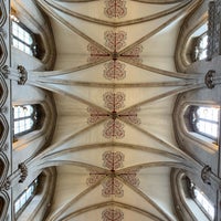 Photo taken at Wells Cathedral by Romà J. on 8/18/2022