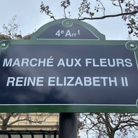 Photo taken at Marché aux fleurs Reine Elizabeth II by Romà J. on 5/1/2023