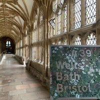 Photo taken at Wells Cathedral by Romà J. on 8/18/2022