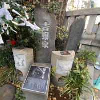Photo taken at Namiyoke Inari Jinja by おとま on 12/31/2023