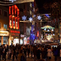 รูปภาพถ่ายที่ İstiklal Caddesi โดย Mehmet Akif B. เมื่อ 11/22/2015