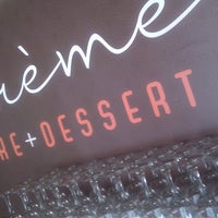 9/11/2013 tarihinde Crème Cupcake + Dessertziyaretçi tarafından Crème Cupcake + Dessert'de çekilen fotoğraf