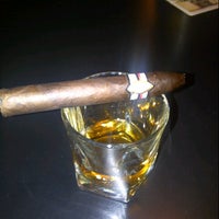 Foto scattata a Elite Cigar Cafe da JC d. il 10/20/2012