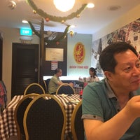 Photo taken at Original Herbal Shop 正宗凉茶馆 by Leong T. on 12/8/2017