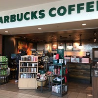 Foto tirada no(a) Starbucks por Ben L. em 11/20/2017