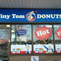 Снимок сделан в Tiny Tom&amp;#39;s Donuts пользователем Mike L. 10/17/2012