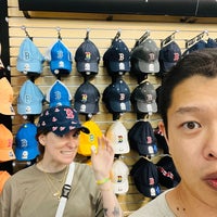 Foto diambil di Red Sox Team Store oleh David Z. pada 8/27/2022
