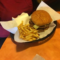3/19/2016에 Reggie M.님이 Jaws Jumbo Burgers에서 찍은 사진
