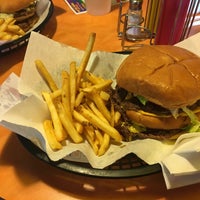 3/19/2016에 Reggie M.님이 Jaws Jumbo Burgers에서 찍은 사진