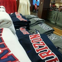 Photo prise au The University of Arizona Bookstores par Lindsay F. le10/11/2013