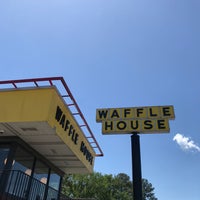Photo taken at Waffle House by Abner A. on 4/28/2018