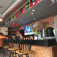Foto tomada en Some &amp;#39;Ting Nice Caribbean Restaurant  por Amber C. el 6/22/2017