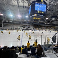 Foto tomada en Yost Ice Arena  por Sarah C. el 1/28/2023
