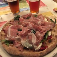 3/30/2016 tarihinde Geoffrey B.ziyaretçi tarafından Pizzeria Farina'de çekilen fotoğraf