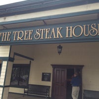Photo prise au Tree Steak House &amp;amp; Oak Bar par Danny P. le3/19/2016
