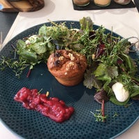 Foto scattata a Käfer Dachgarten-Restaurant da Marina S. il 4/30/2019