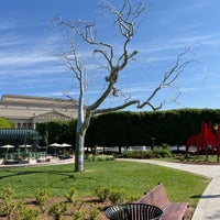 Photo taken at National Gallery of Art Sculpture Garden Ice Rink by Andrew D. on 4/29/2022