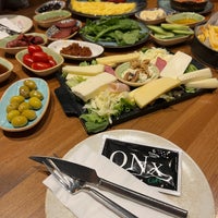 Das Foto wurde bei Onx Cafe Patisserie von Fatmagül Ö. am 8/18/2022 aufgenommen