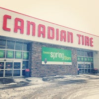 รูปภาพถ่ายที่ Canadian Tire โดย Heath เมื่อ 3/12/2014