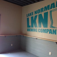 2/27/2014 tarihinde Lake Norman Brewing Companyziyaretçi tarafından Lake Norman Brewing Company'de çekilen fotoğraf