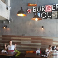 Das Foto wurde bei Goody&amp;#39;s Burger House von Pelin K. am 5/31/2017 aufgenommen