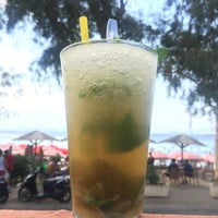 7/15/2017 tarihinde Gela K.ziyaretçi tarafından Aeginitissa Cocktail Bar'de çekilen fotoğraf