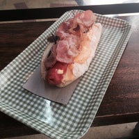 Foto diambil di Chez Nini (ex HOCHOS) - Hot Dogs Gourmet &amp;amp; Deli oleh Federico M. pada 4/11/2014