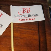 รูปภาพถ่ายที่ Ramazan Bingöl Köfte &amp;amp; Steak โดย Emre K. เมื่อ 1/7/2018